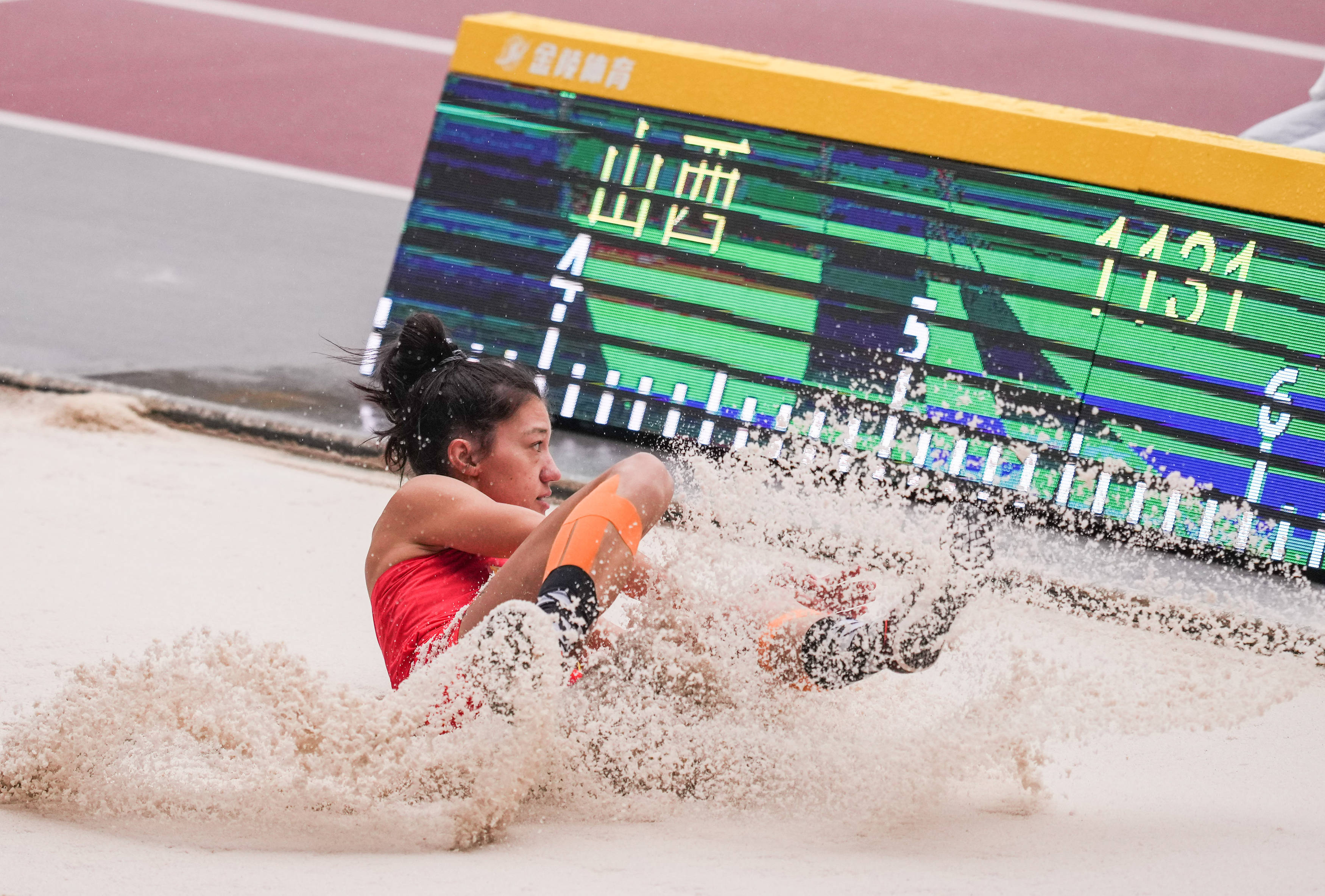 南非选手在跳远比赛中夺魁,获得金牌 南非选手在跳远比赛中夺魁,获得金牌