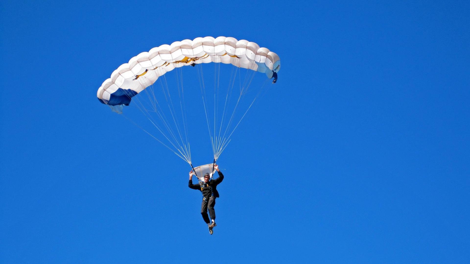 羽毛球赛场焦点!阿根廷队对阵英格兰队,关键一战,双方鏖战至最后一刻